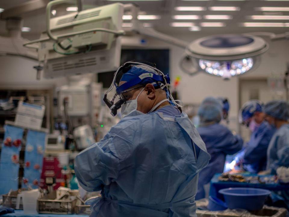 Nader Moazami, cirujano de Nueva York, ha sido pionero en una nueva forma de extraer corazones de donadores.