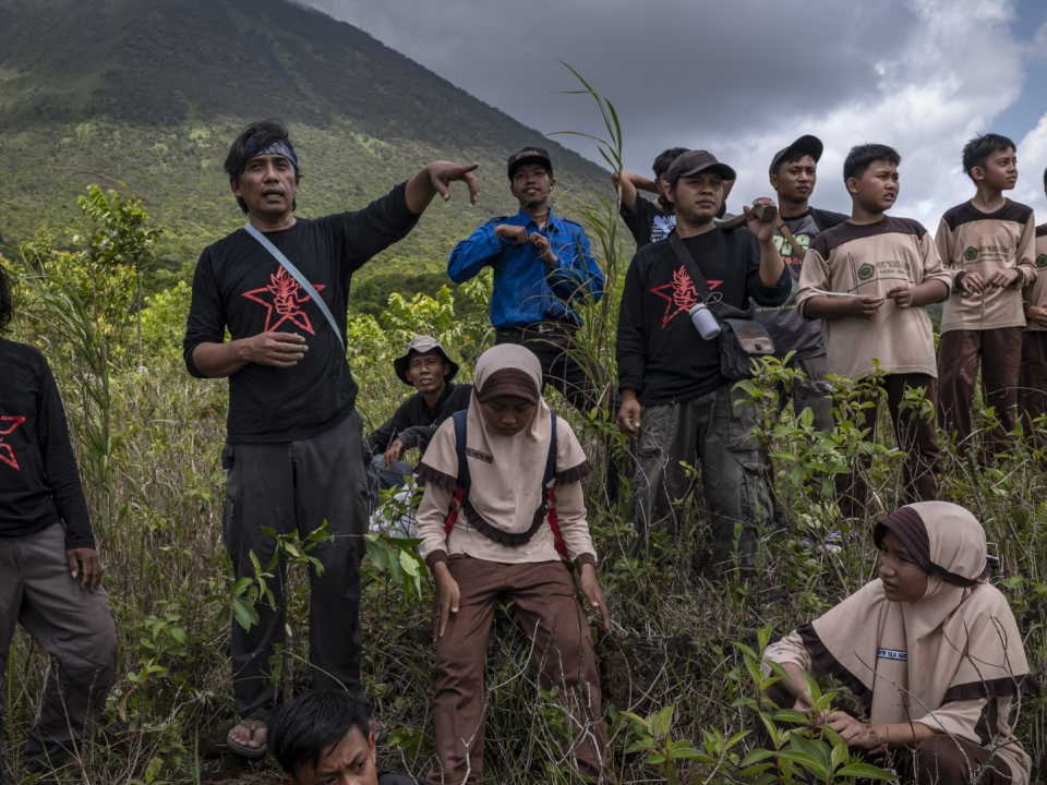 Aak Abdullah al-Kudus fundó el Ejército Verde, un grupo de voluntarios que reforesta tierras en Java Oriental, Indonesia. (Ulet Ifansasti para The New York Times)
