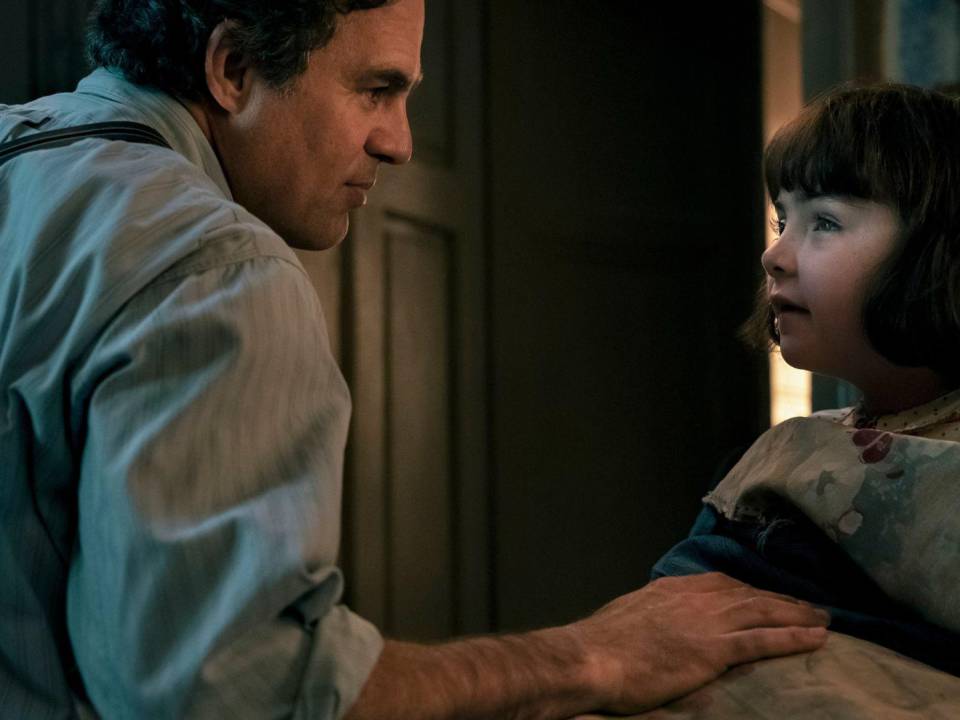 Daniel (Mark Ruffalo) y su hija Marie-Laure (Nell Sutton) en “Toda la luz que no podemos ver”.