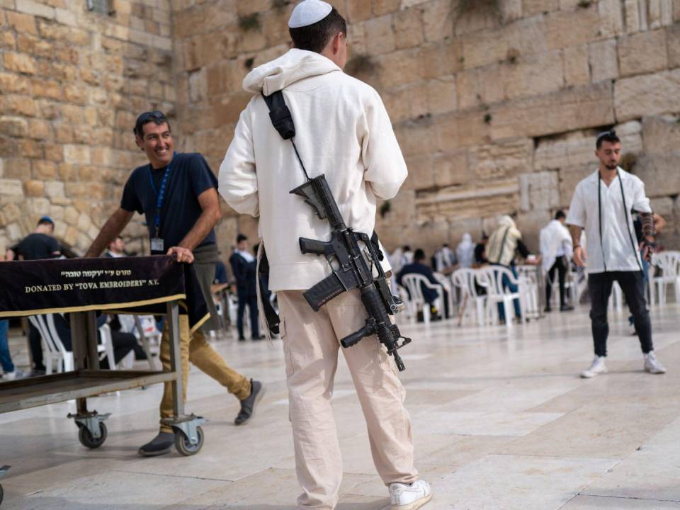 Es común ver soldados fuera de servicio armados en Israel. En el Muro de los Lamentos.