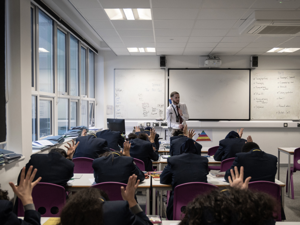 Michaela Community School, que aplica estrictas políticas de conducta, tiene el nivel más alto de progreso académico en Inglaterra.