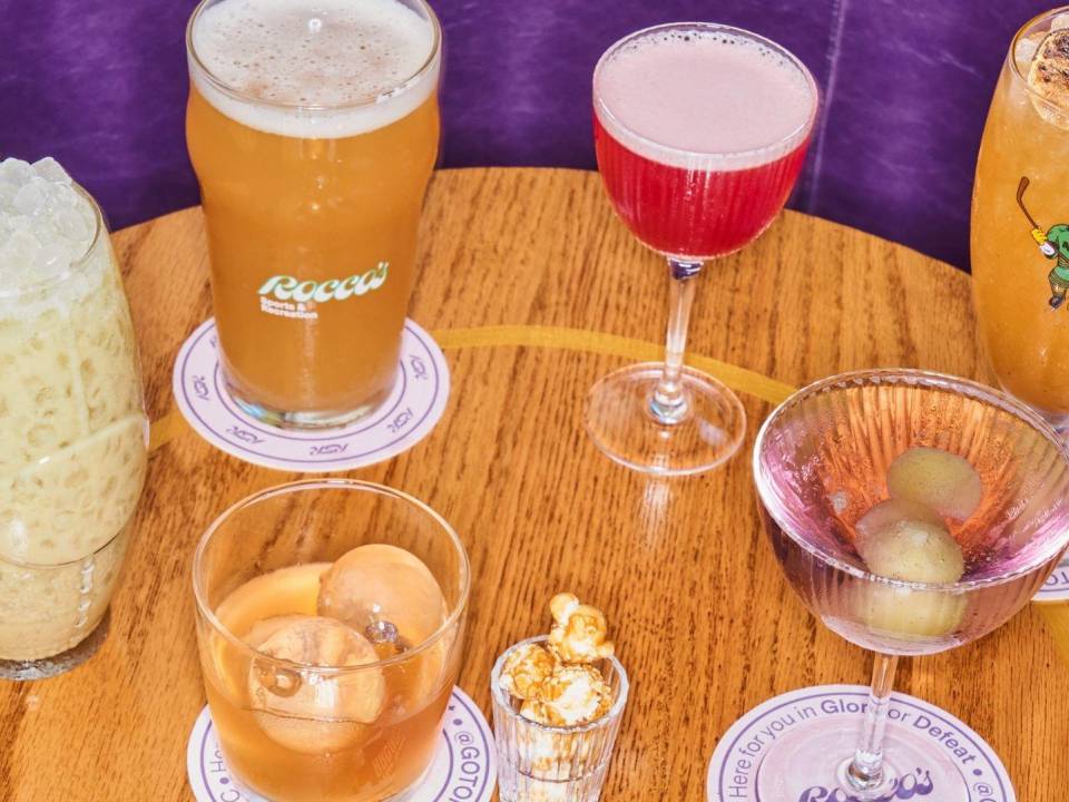 En Rocco’s Sports &amp; Recreation en Nueva York, los cocteles vienen en una variedad de cristalería.
