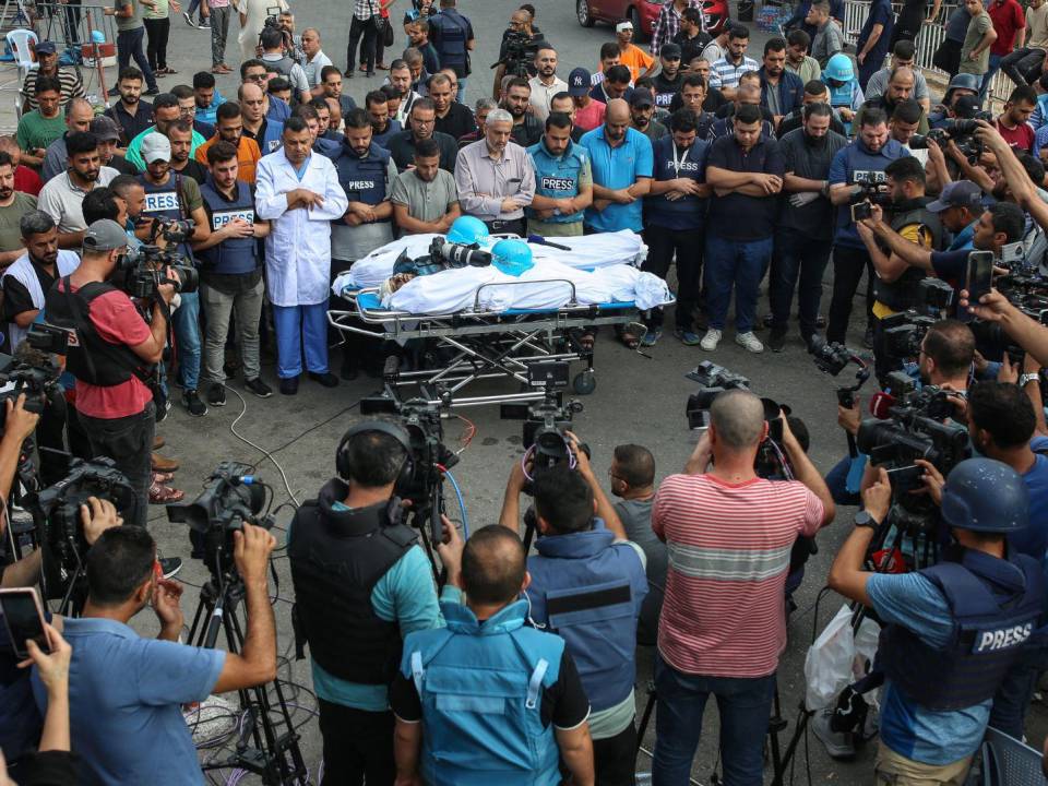 Periodistas palestinos de luto por Saeed al-Taweel y Mohammed Sobh, dos reporteros que murieron en un ataque en Gaza.