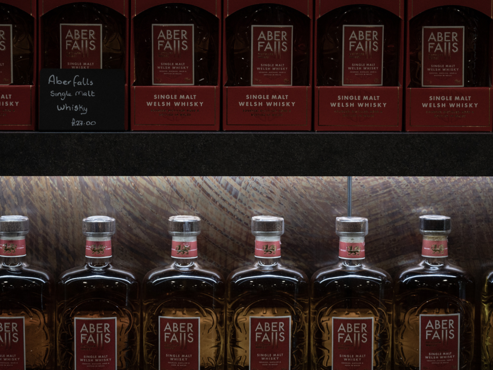 Aber Falls es uno de cinco productores de whisky galeses certificados. Sus botellas son rojas, un color nacional.