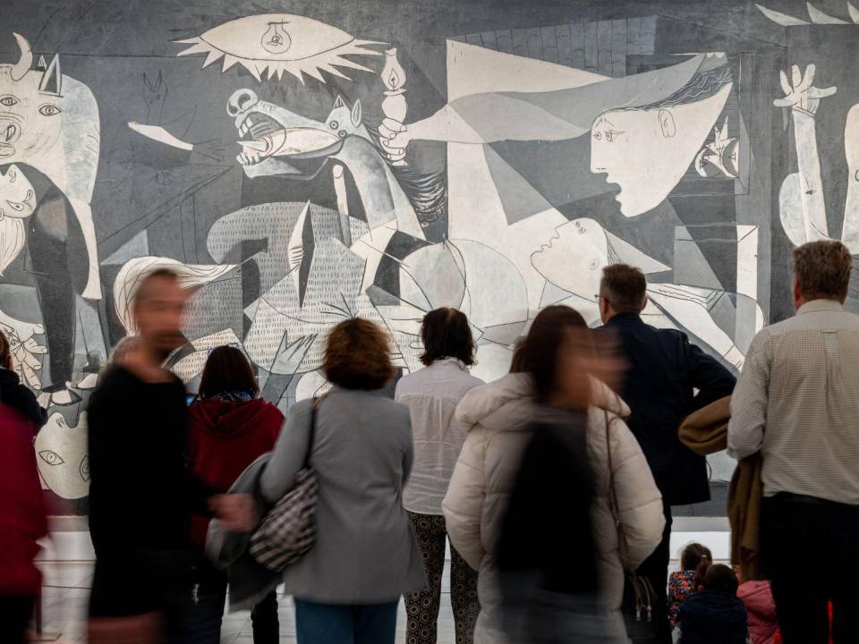 El arte cambia cómo otros ven el mundo. El “Guernica” de Picasso, con su retrato del dolor de una madre entre una batalla violenta, hace más difícil romantizar la guerra.