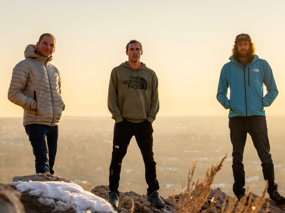 (De izq.) Alan Rousseau, Matt Cornell y Jackson Marvell escalaron el Monte Jannu, una de las paredes de roca más escarpadas del mundo. En Salt Lake City.