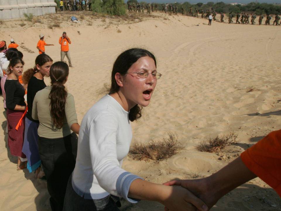 Colonos intentaron impedir que soldados israelíes los desalojaran en la retirada de Israel de la Franja de Gaza en el 2005.