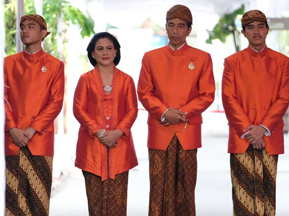 El Presidente Joko Widodo con su esposa, Iriana, y sus hijos Gibran Rakabuming Raka (izq.) y Kaesang Pangarep (der.).