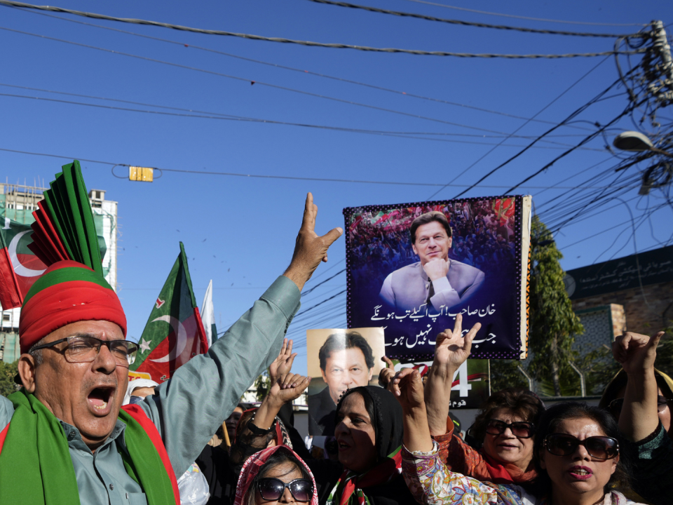 Simpatizantes del partido de Imran Khan, ex Primer Ministro de Pakistán, en una protesta en Karachi el 17 de febrero.