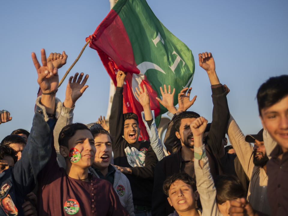 Jóvenes partidarios de Imran Khan, el Primer Ministro depuesto de Pakistán, en Lahore el 8 de febrero.