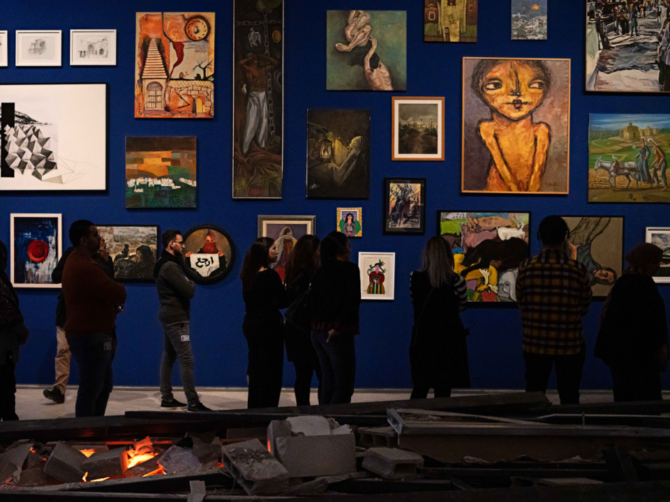 Las obras de más de 100 artistas de Gaza se exhiben en el Museo Palestino de Cisjordania.