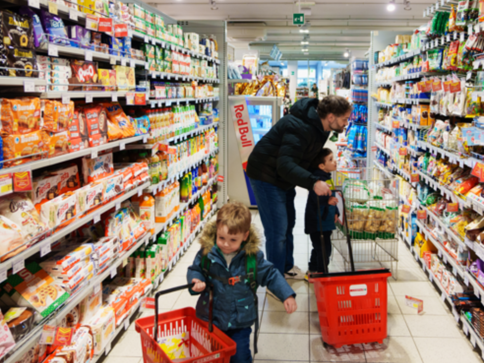 Stefano Baldo hace compras en el supermercado local con dos de sus seis hijos, en Bolzano, Italia, el mes pasado.