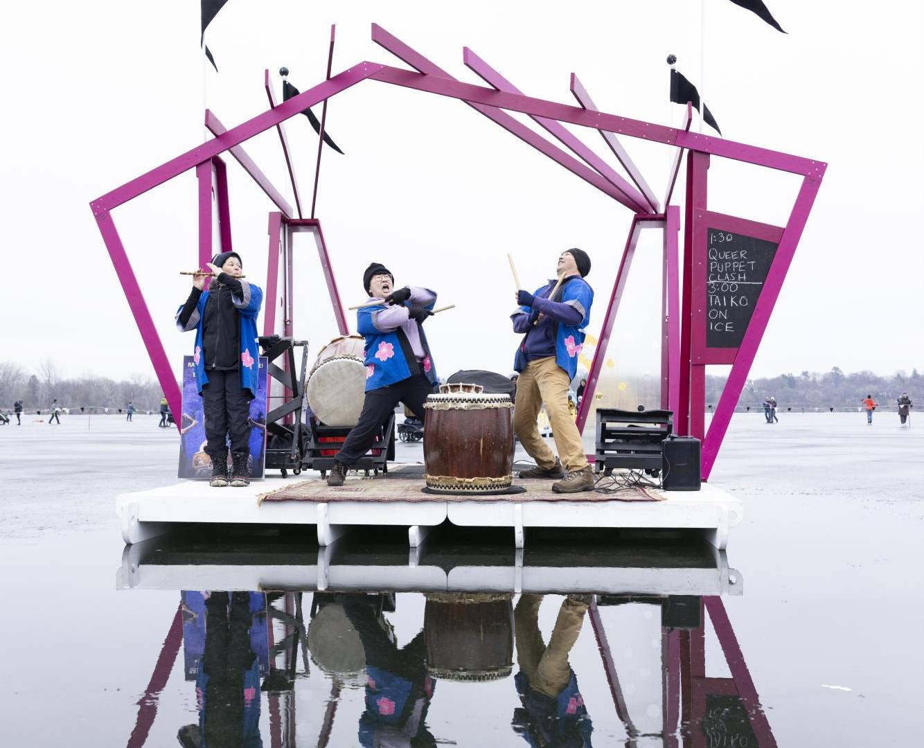 $!TaikoArts Midwest se presentó en Art Shanty Projects en el Lago Harriet en Minnesota.