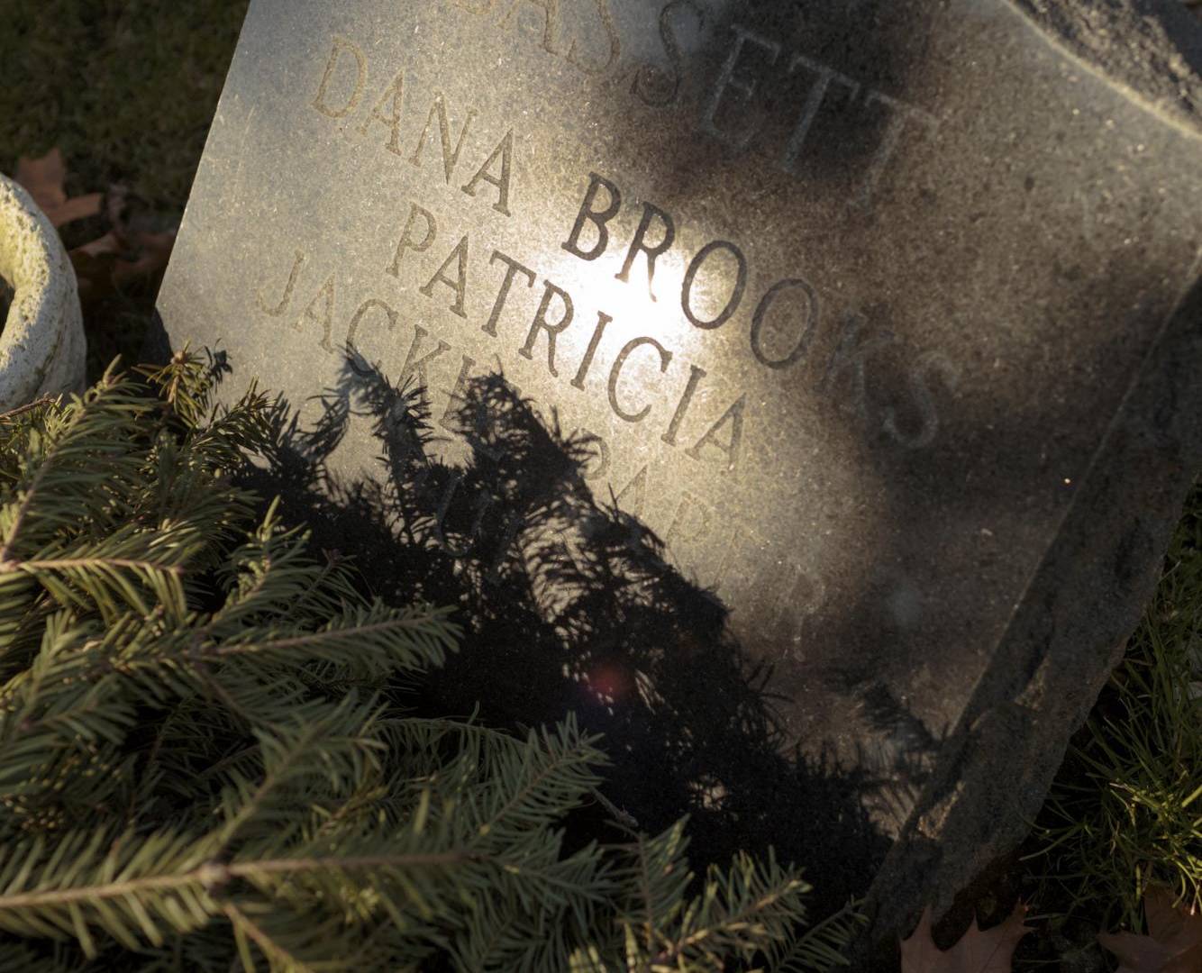$!Antes de abandonar NY, Patricia Chaarte enterró las cenizas de su hijo Dana Bassett en Hartsdale junto a dos mascotas.