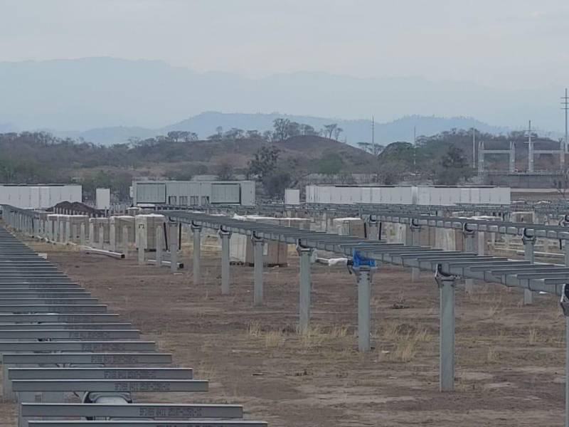 En las próximas semanas tres proyectos de energía solar con almacenamiento en baterías de litio comenzarán a vender energía en el Mercado Eléctrico de Oportunidad de Honduras.