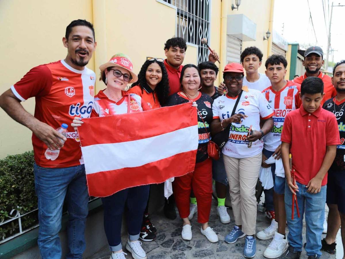 Ambientazo en La Ceiba: Las bellas chicas, la locura de un aficionado y &iquest;qu&eacute; pas&oacute; con Chilo?