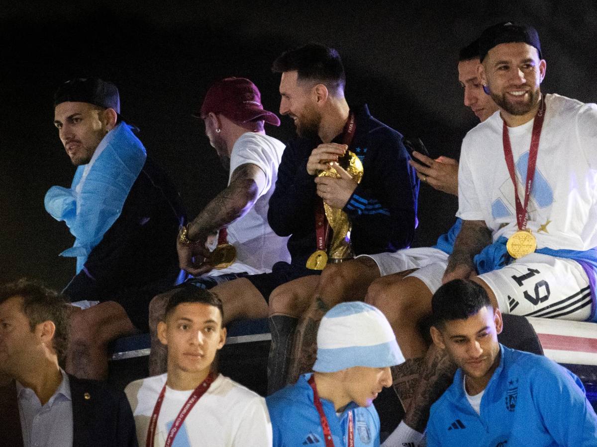 Messi sostuvo el premio entre sus manos durante todo el recorrido.