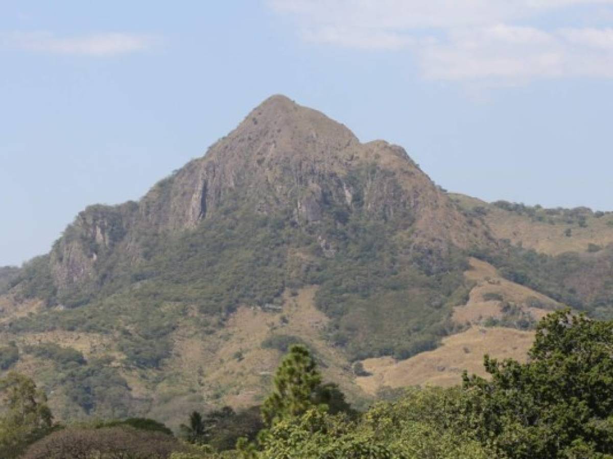 El cerro caliare es una de las mayores sensación del Corpus, porque desde cualquier punto se puede apreciar esta montaña. (Crédito de foto David Romero / Honduras noticias)