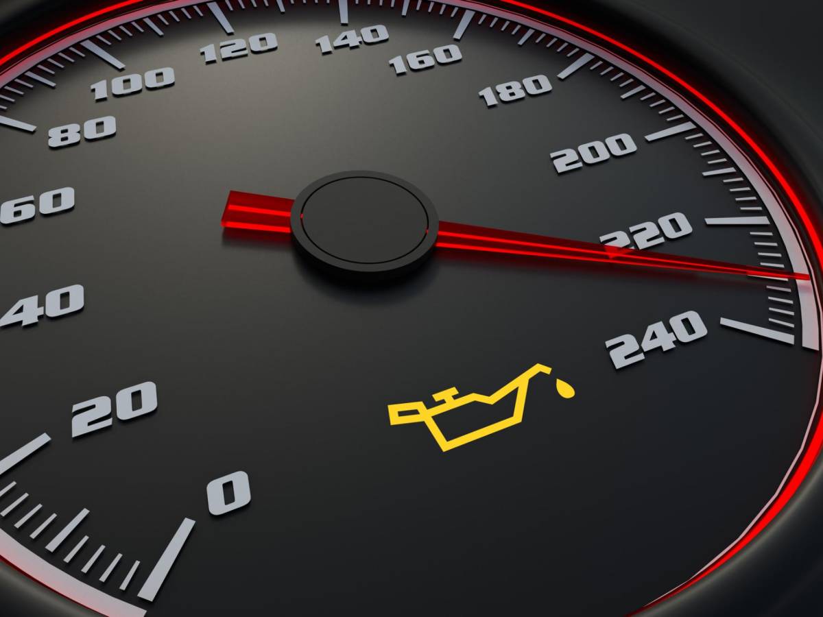 El “check engine” te indica que los niveles de aceite están bajos y que es necesario revisarlo.