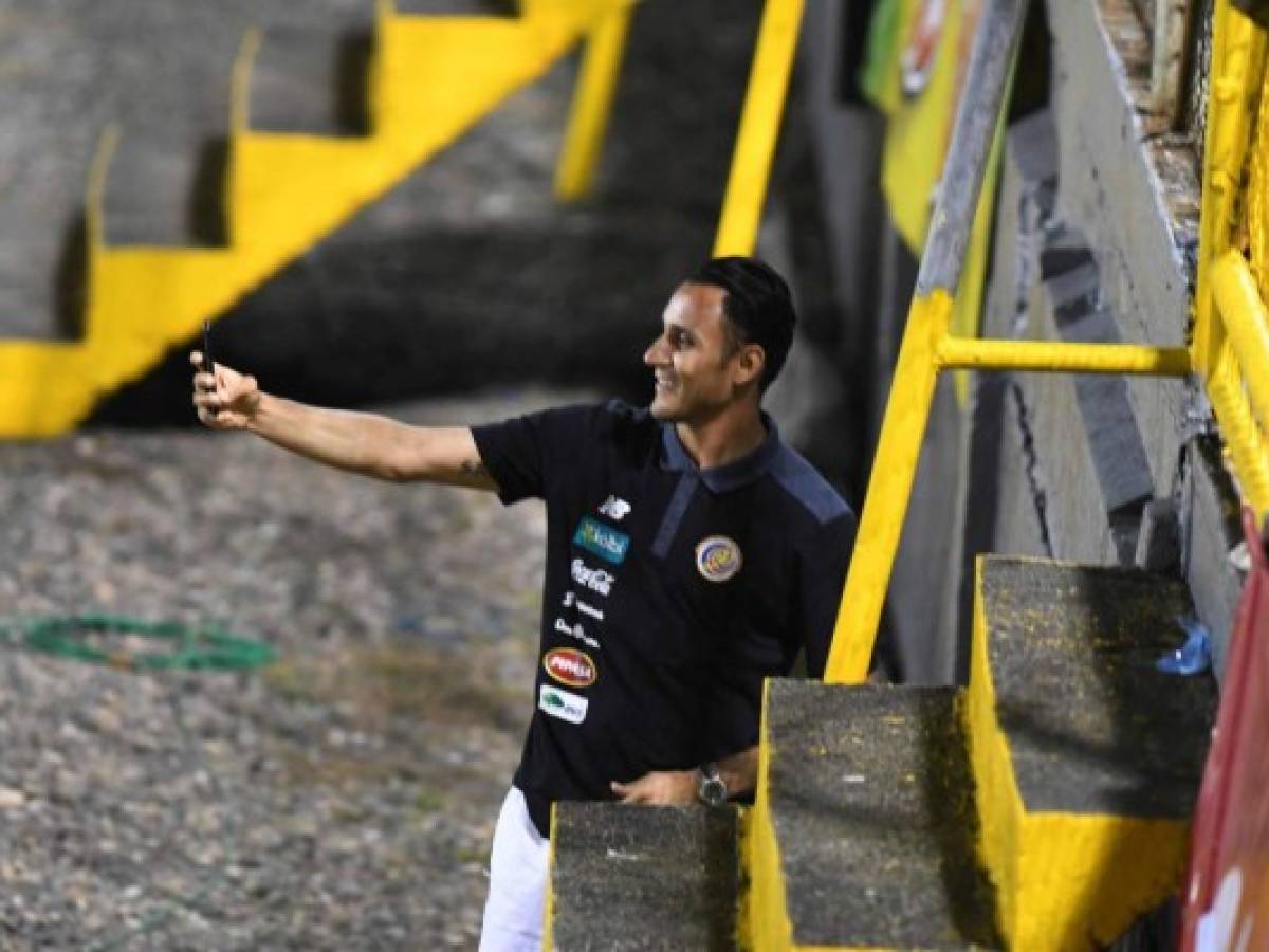 Niña conquista al portero de Costa Rica Keylor Navas, previo al juego ante la Selección de Honduras
