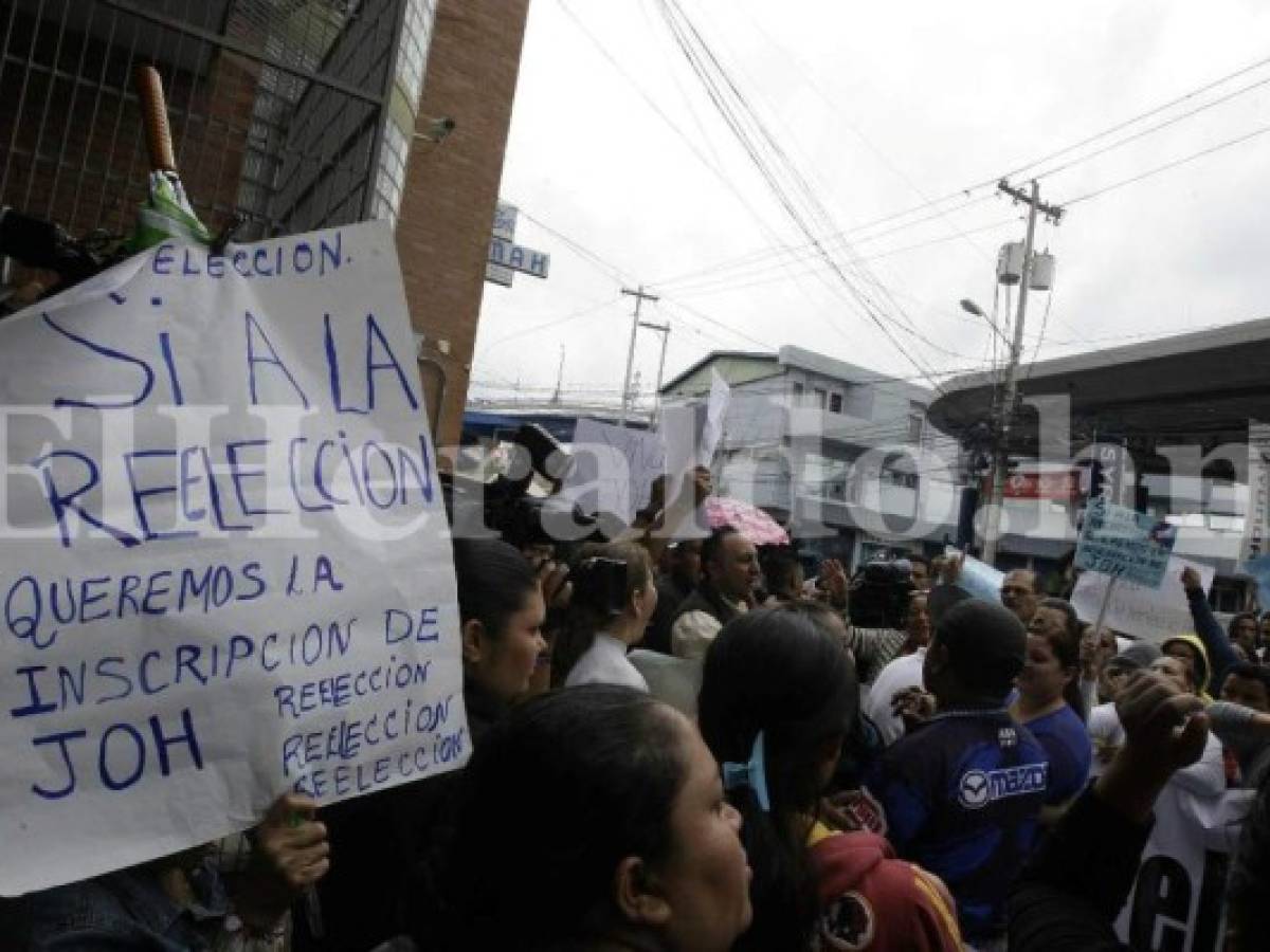 Simpatizantes del Partido Nacional protestan para que TSE inscriba candidatura de Juan Orlando