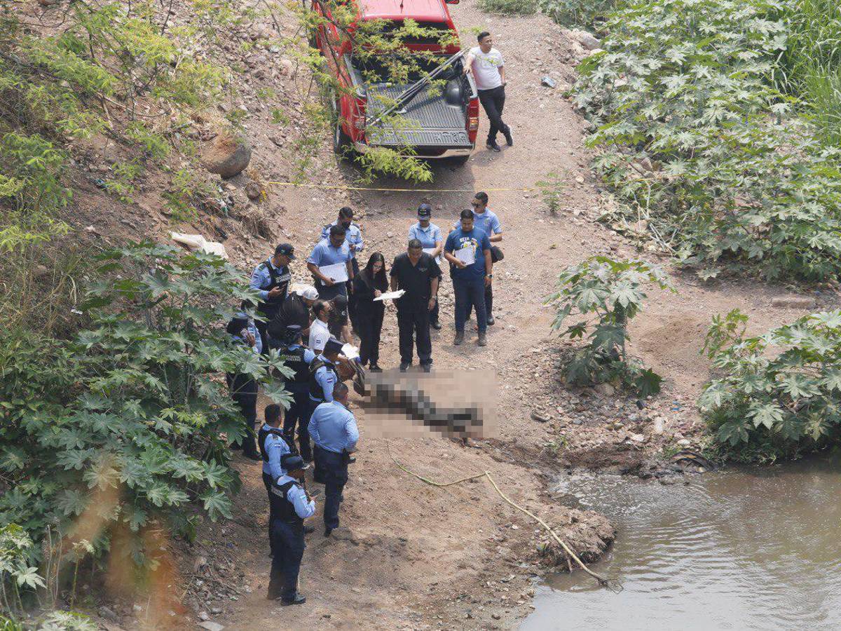 Los forenses sacaron el cadáver del agua.