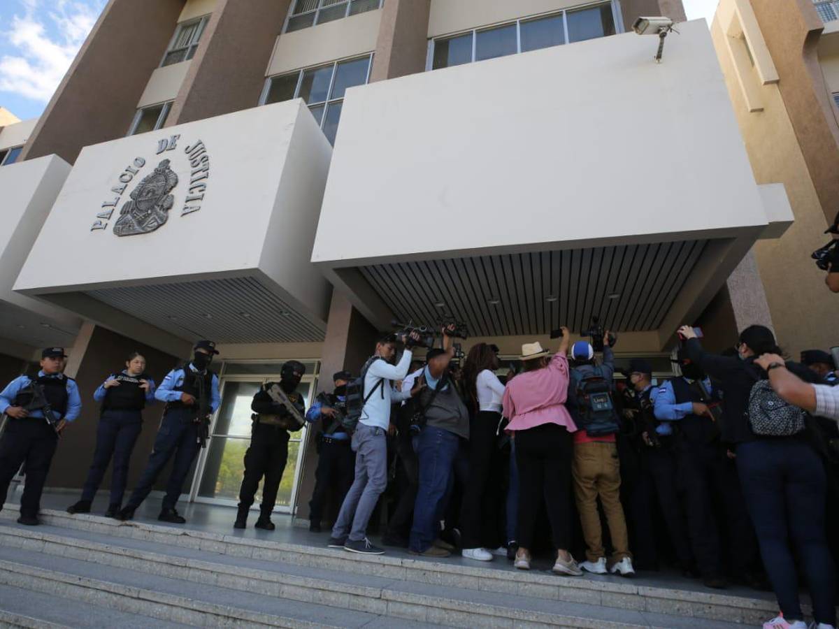 Medios de comunicación se encuentran afuera de la CSJ.