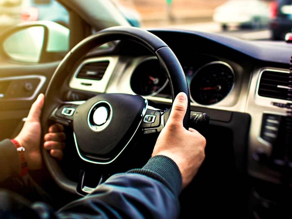 Mantener la concentración, la mirada fija en el camino y evitar distracciones con el teléfono móvil son clave para la seguridad al volante.