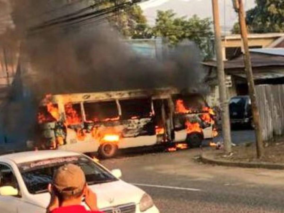 Delincuentes prenden fuego a bus 'rapidito' en San Pedro Sula