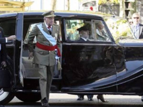 La colección del monarca asciende a 70 vehículos. La flota incluye un Audi RS6, Rolls-Royce Phantom, Maserati Quattroporte y un Porsche 959.