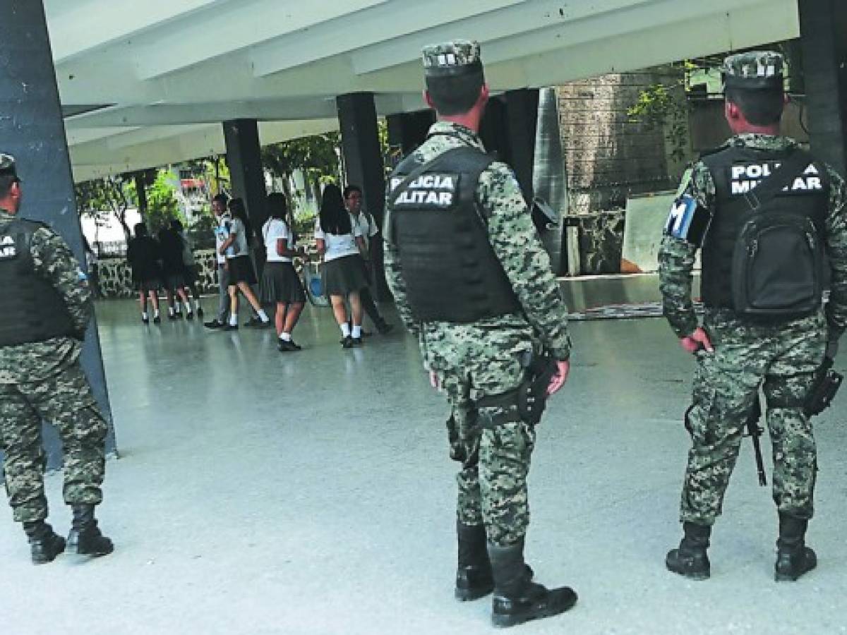 Militares ingresan a los colegios de Tegucigalpa para brindar seguridad