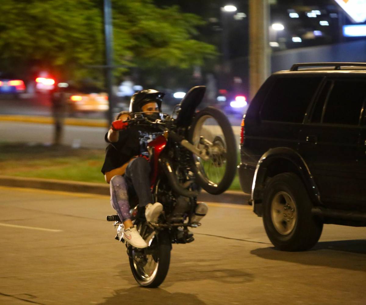 Acróbatas en motocicletas  atentan contra la seguridad vial