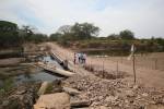 Este paso sobre el río Goascorán, en la Costa de los Amates, en Alianza, Valle, solo sirve a medias en temporada seca.