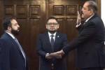 Momento en que el secretario Carlos Zelaya fue juramentado por el titular del Legislativo, Luis Redondo.