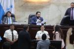 Luis Redondo leyendo el análisis jurídico en el que se aferró para no tramitar la renuncia de Salvador Nasralla como designado presidencial.