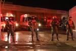 Bomberos y soldados mexicanos durante un rescate de migrantes de una estación de inmigración en Ciudad Juárez, estado de Chihuahua, el 27 de marzo de 2023, donde al menos 39 personas murieron y decenas resultaron heridas tras un incendio en la estación de inmigración.