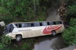 El autobús de la empresa Discovery cayó en una hondonada a la altura del kilómetro 32 de la carretera a Olancho.