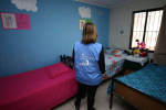 Autoridades de la Dinaf supervisan las condiciones de las casa hogar donde vivirán los menores.