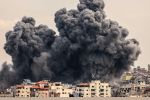 Una columna de humo se eleva al cielo en la ciudad de Gaza durante un ataque de Israel, en respuesta a los actos terroristas de Hamás perpetrados el pasado sábado siete de octubre.