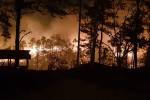 Un pavoroso incendio sorprendió la tarde-noche del lunes en el cerro El Trigo, donde comenzó a extenderse hacia las demás zonas aledañas arrasando con lo que se cruzara por su paso. Ante ello, las autoridades unieron esfuerzos para tratar de sofocarlo y salvaguardar la vida de los habitantes de la zona. A continuación una recopilación de las impresionantes imágenes que dejó el siniestro.