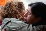 Norma Rodríguez fue abrazada por varios manifestantes, en solidaridad con su caso.