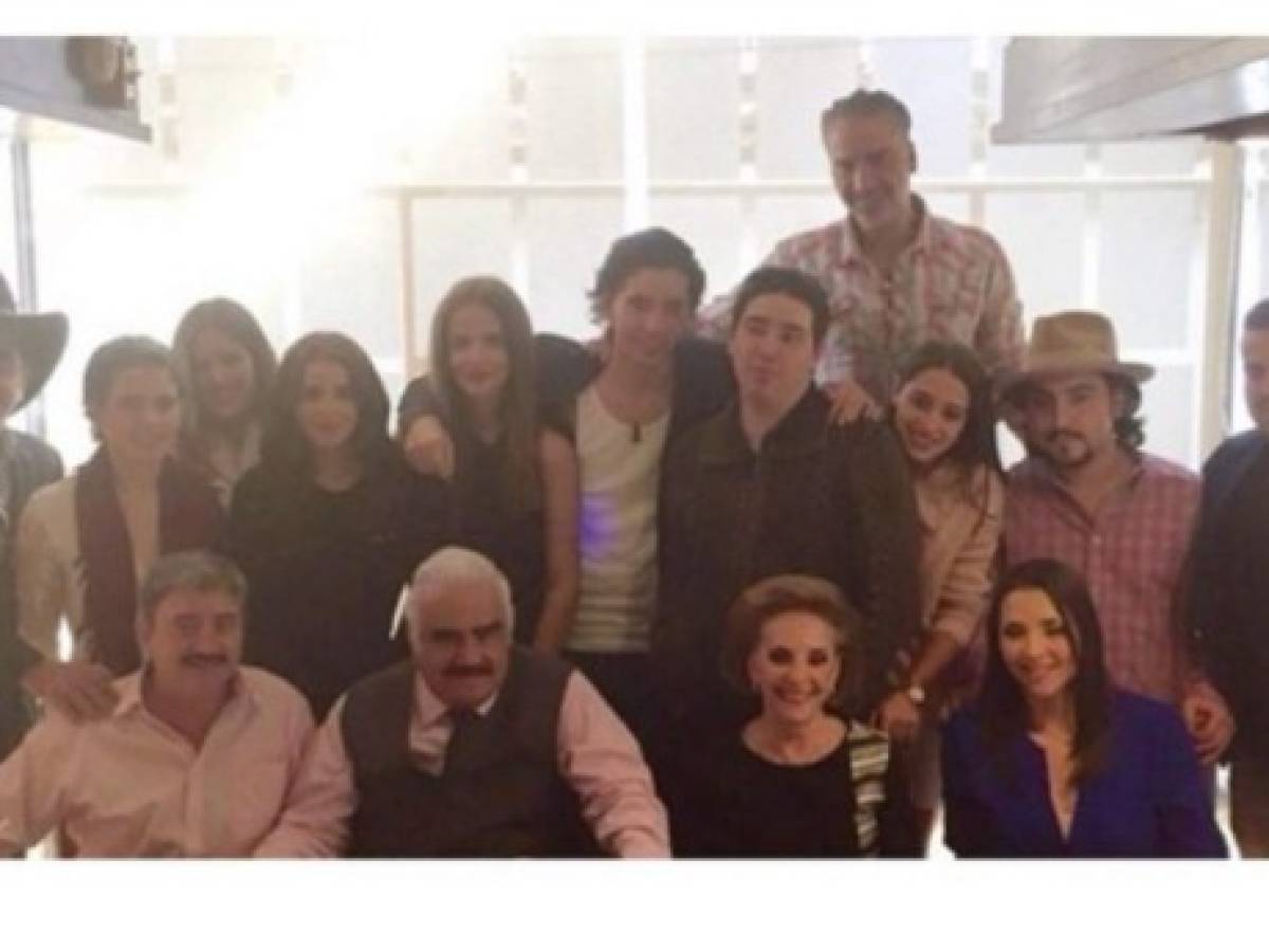 Vicente Fernández celebra su cumpleaños rodeado de amigos y familia