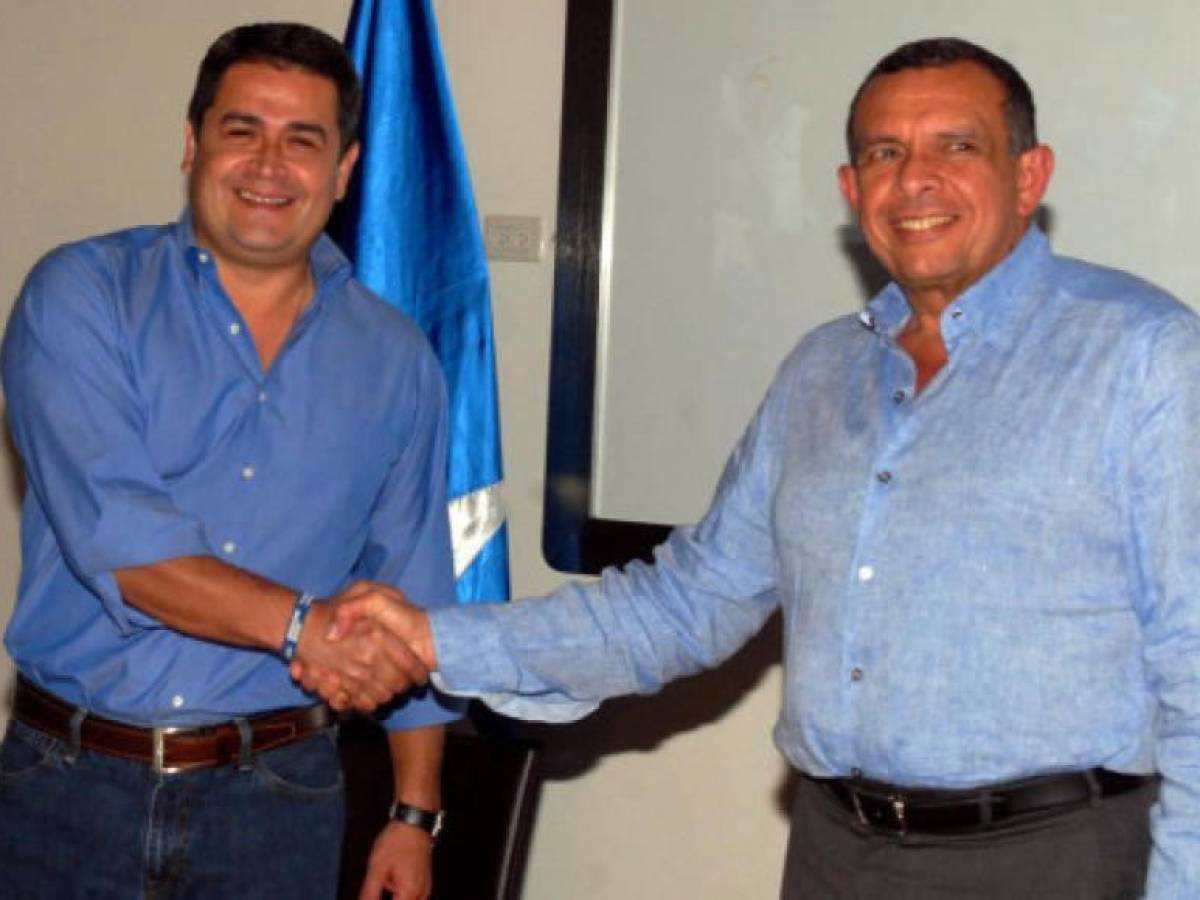 Momento de la transición: Pepe Lobo entrega el poder del Ejecutivo a Juan Orlando Hernández.
