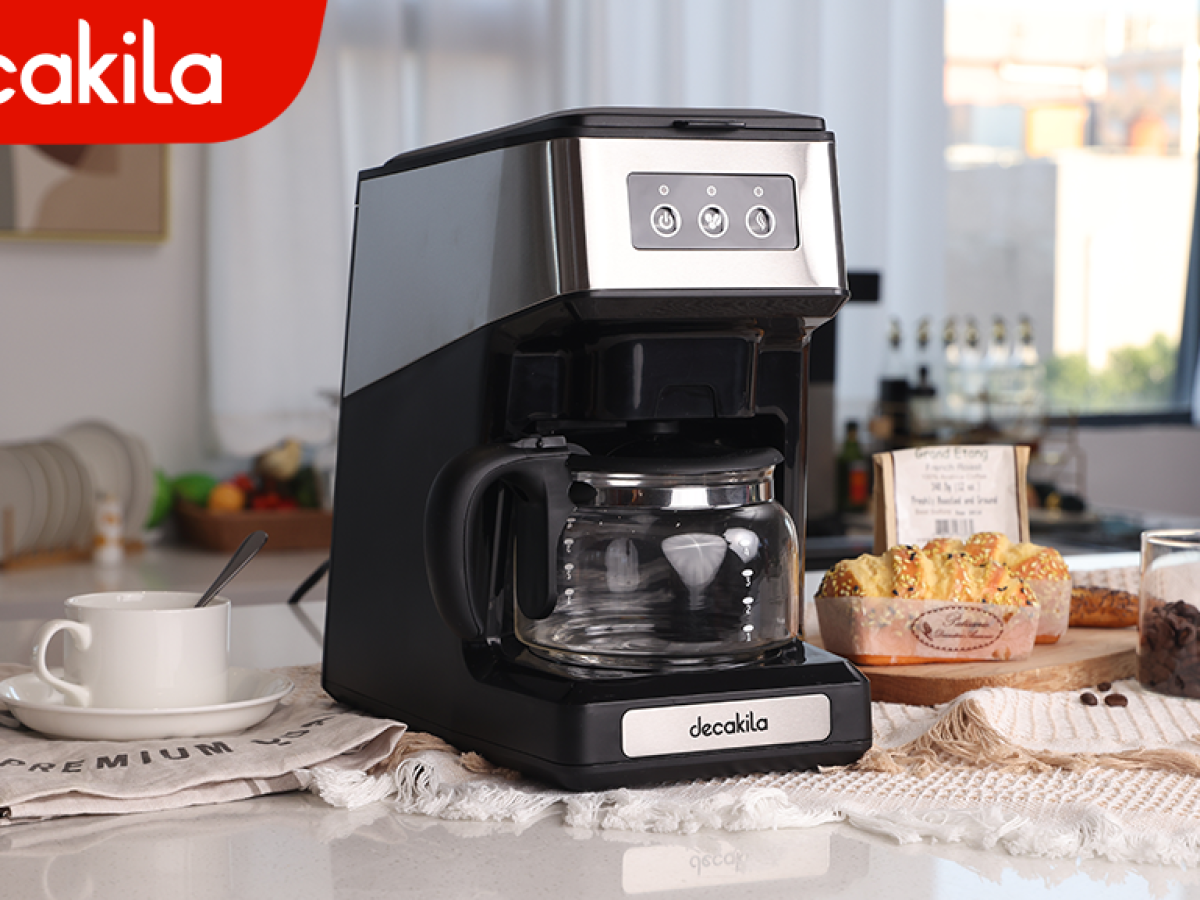 Este Coffee Maker con molinillo integrado tiene capacidad para 0.6L (4 tazas), puede moler granos de café y posee una función antigoteo de 30 segundos.