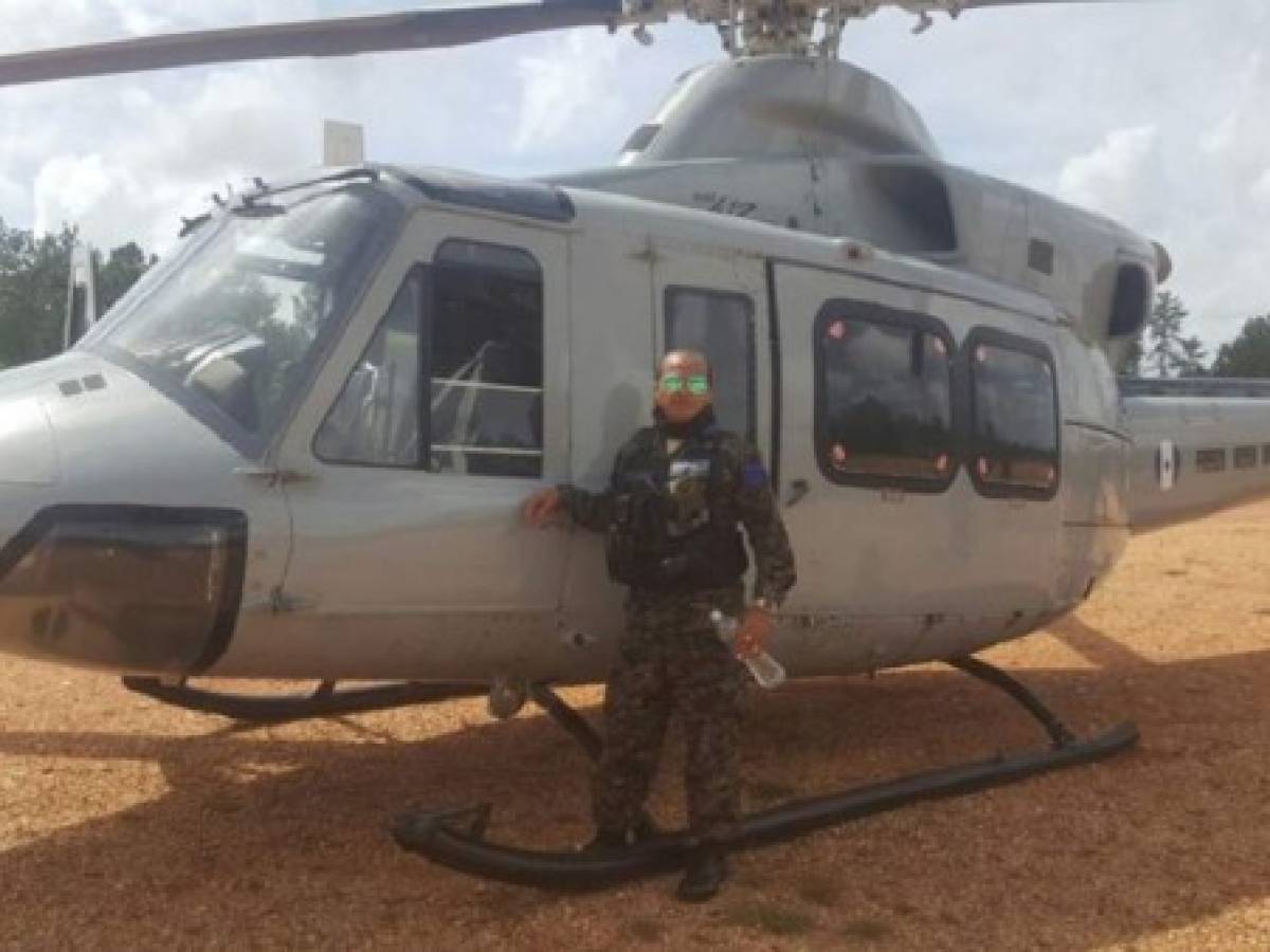 El capitán de la FAH, Carlos Maradiaga Izaguirre con su fatiga de reglamento y junto a un helicóptero, foto: Facebook.