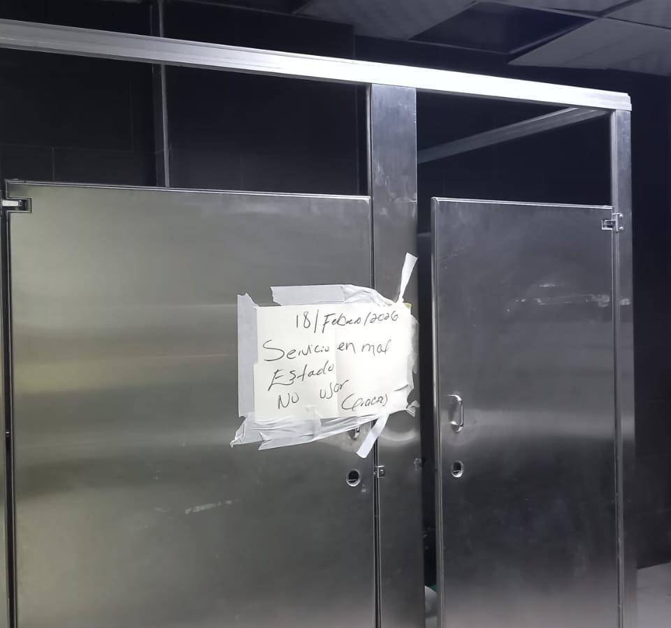 Los baños permanecen en mal estado, debido a la falta de repuestos para darles mantenimiento, denunció el Sindicato.