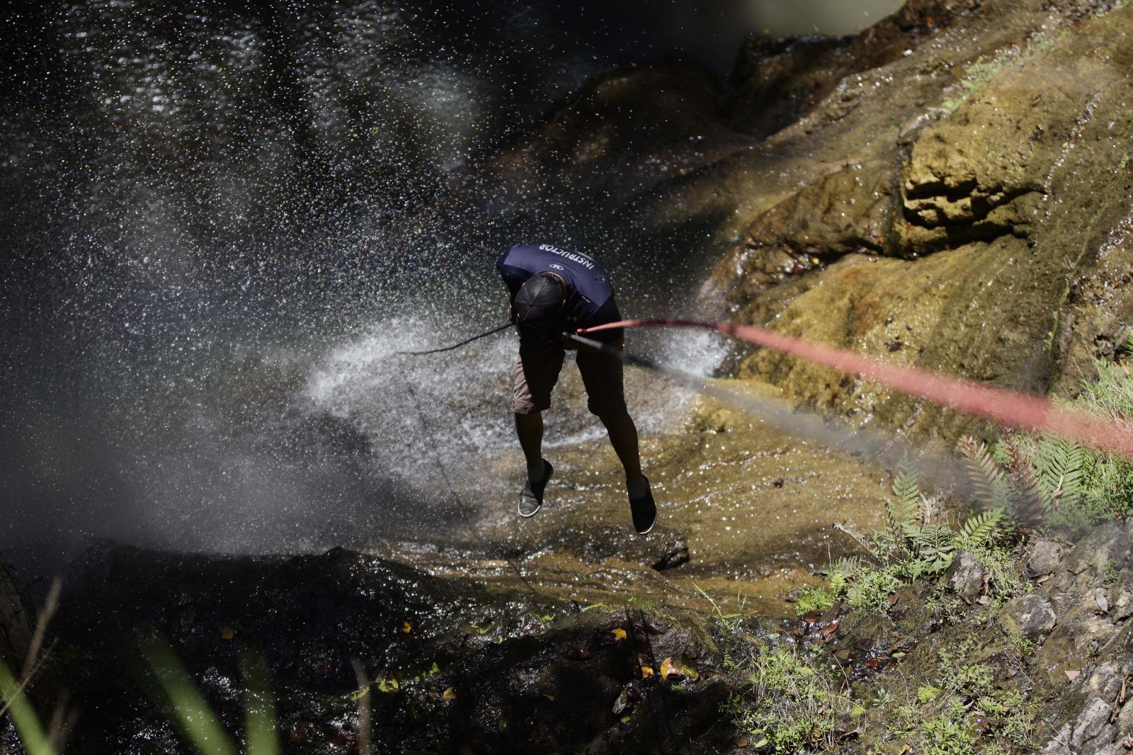 $!En Yamaranguila, Intibucá, uno de los deportes favoritos para realizar durante la Semana Santa es el rapel, que consiste en descenso por cuerdas en zonas extremas.