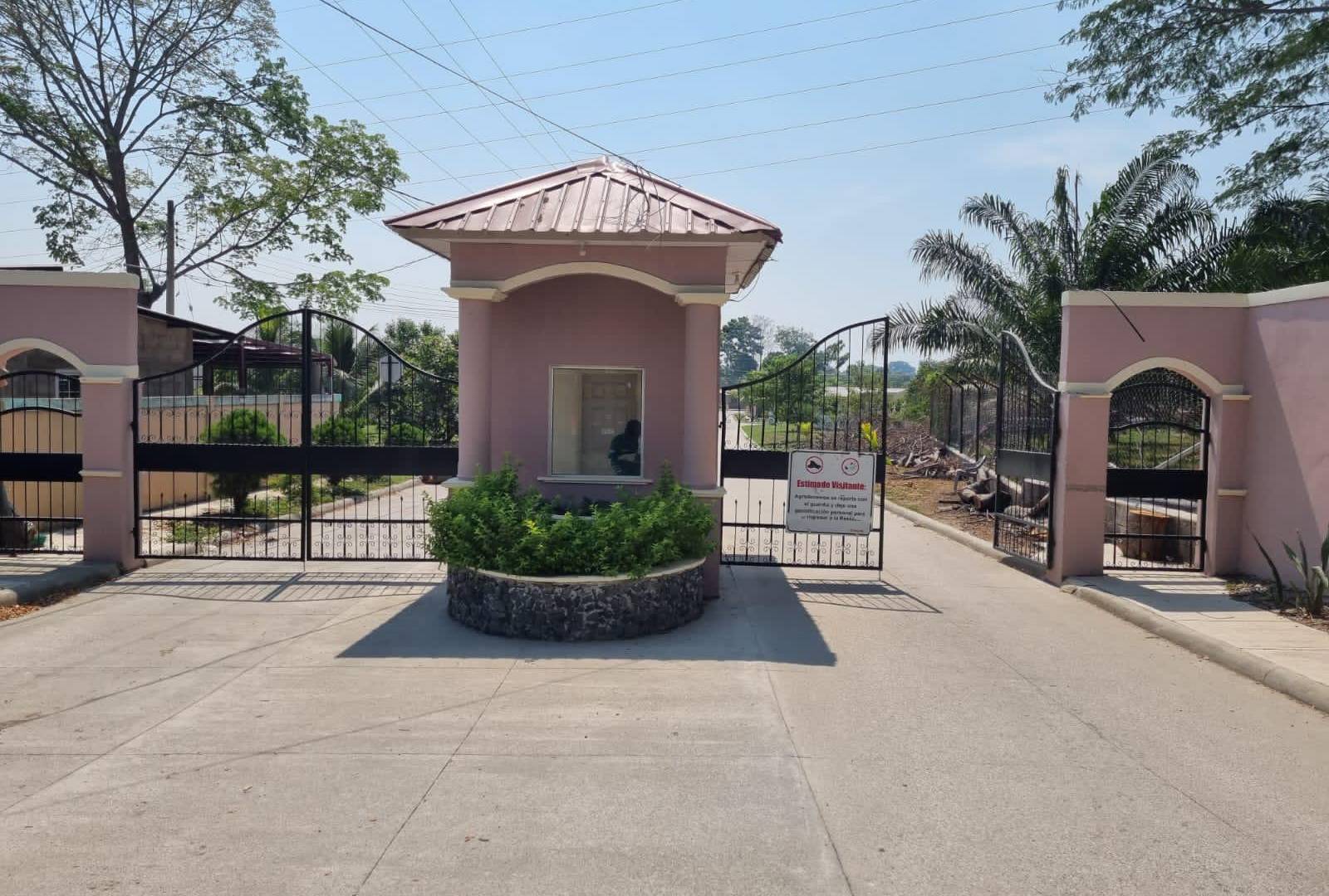 $!Fachada de la residencial Casas de Campo, ubicadas en Choloma, Cortés donde el Estado desembolsó 37,710,000 de lempiras en bonos habitacionales por la construcción de 419 casas, de las cuales solo se construyeron 229.