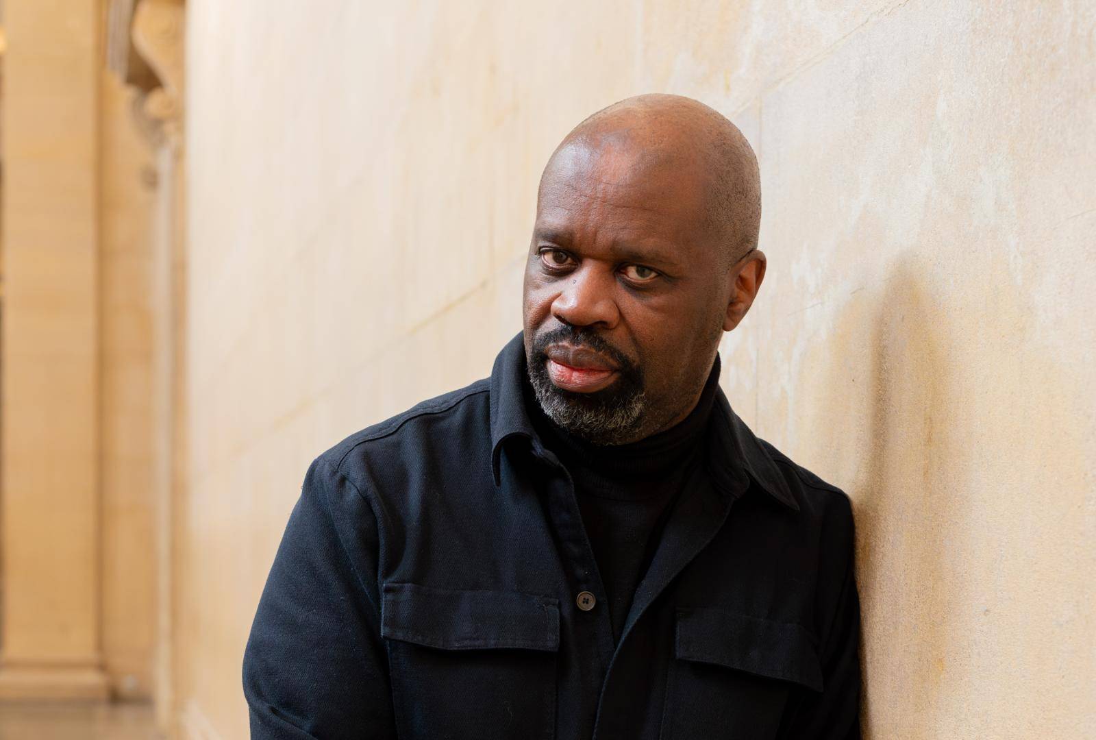 $!Keith Piper realizó una videoinstalación para abordar las imágenes racistas en un mural de Rex Whistler.