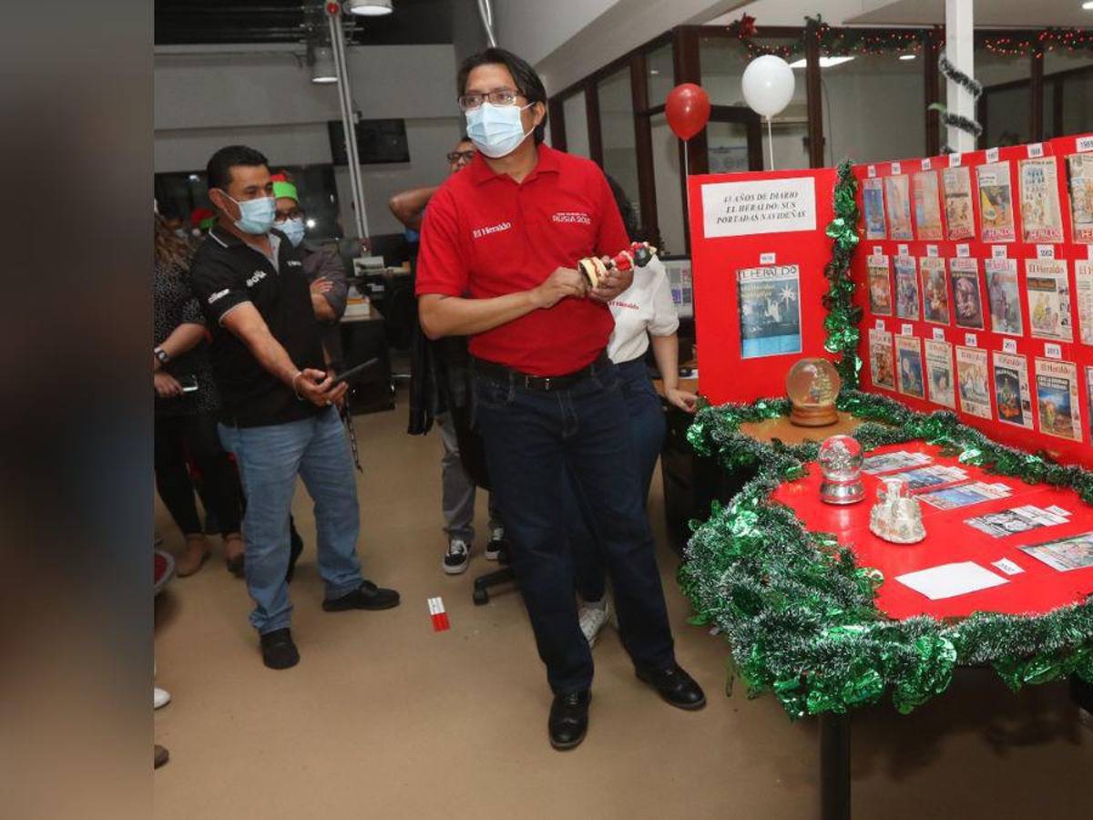 Euclides Valdés y Claudia López colocaron con sumo cuidado cada una de las piezas históricas en tamaño reducido y además decoraron con elementos navideños.